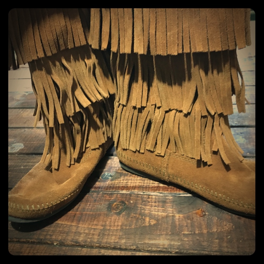 Minnetonka fringe boots size 10